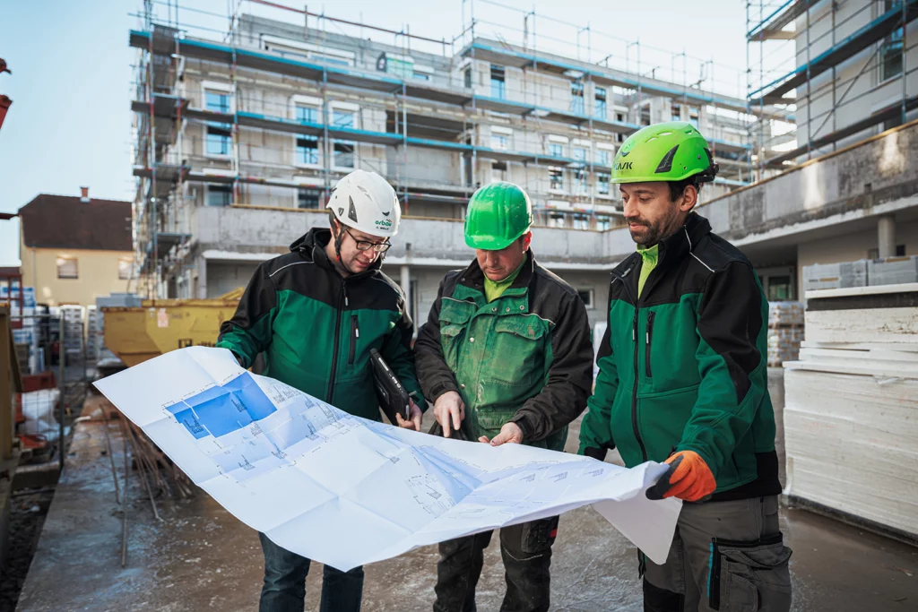 Bauleiter Claudius Welle mit zwei Kollegen auf der Baustelle in Kehl