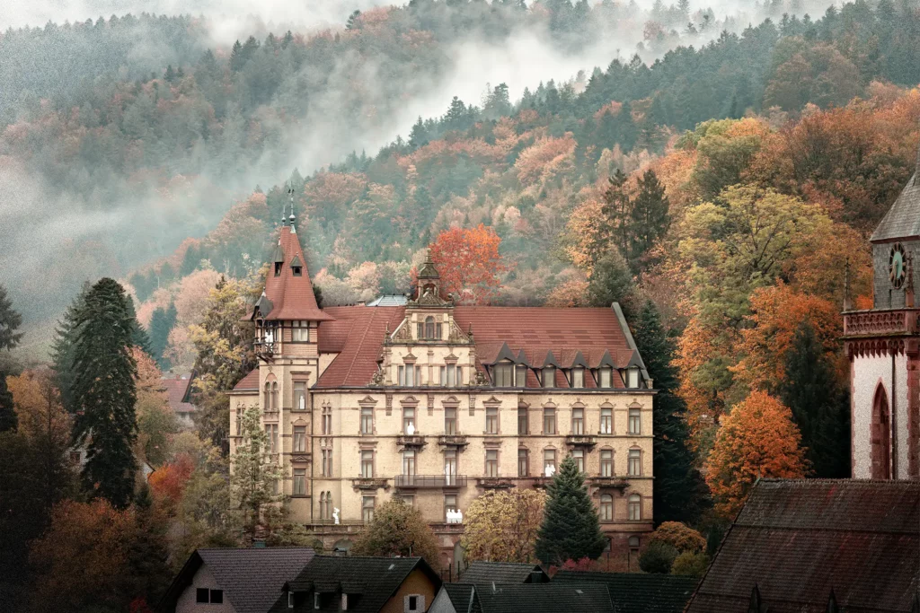 Schloss Rothschild in Nordrach bei Tag im Nebel.