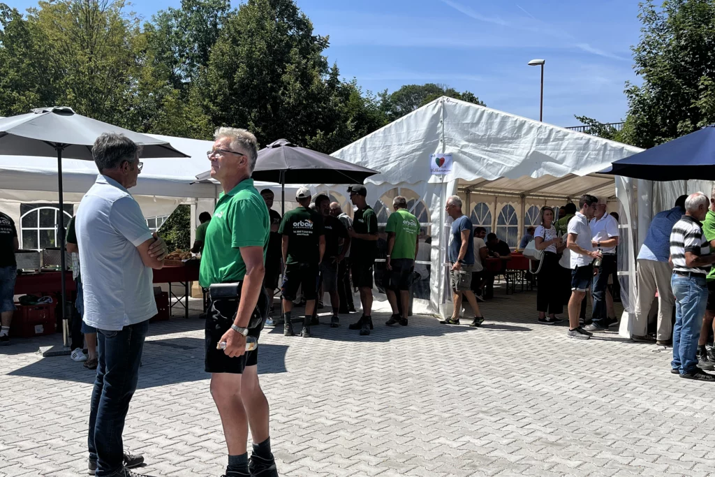 Mitarbeiter beim Grillfest 2022
