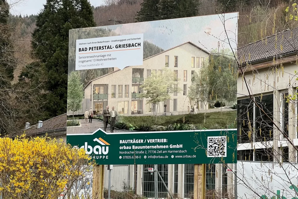 Bauschild der geplanten Seniorenwohnungen in Bad Peterstal-Griesbach