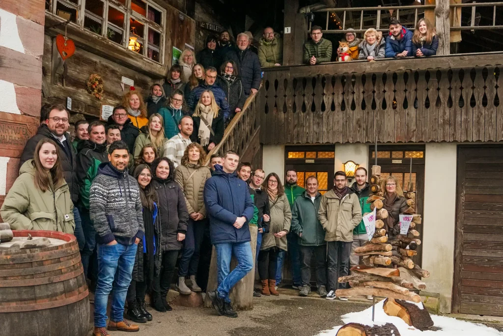 Gruppenbild orbau-Team auf dem Mühlstein in Nordrach beim 70. Geburtstag von orbau Geschäftsführer Burkhard Isenmann.