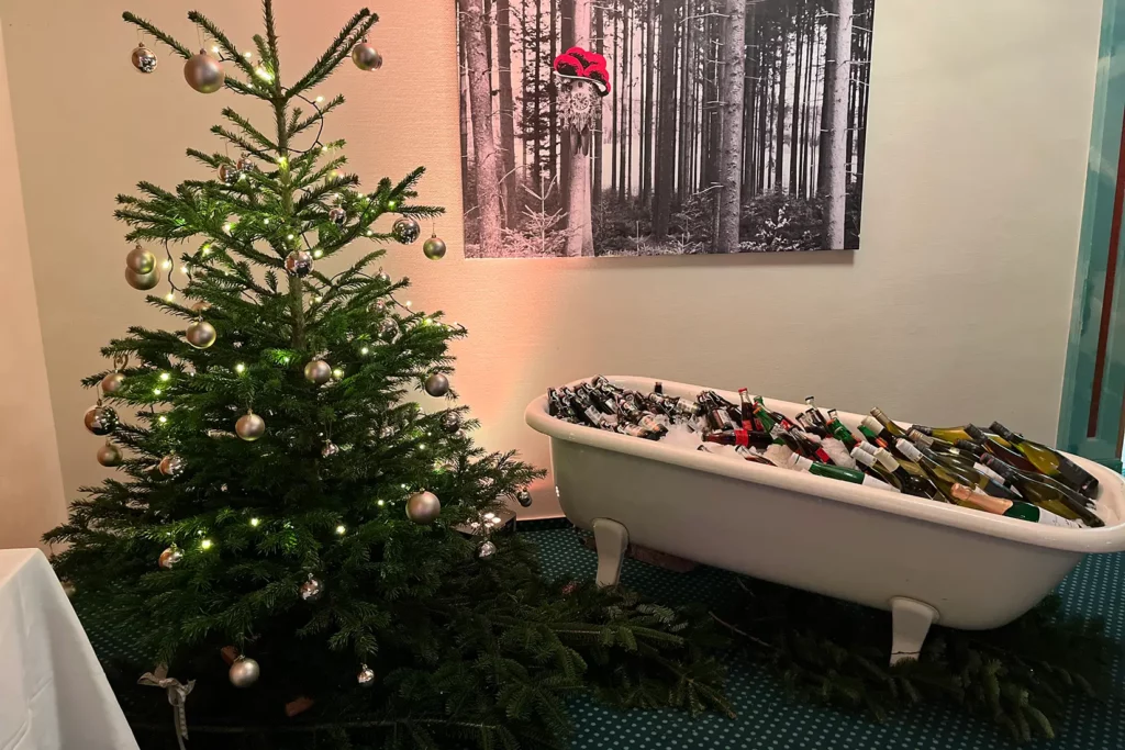 Badewanne mit Getränken und festlich geschmückter Weihnachtsbaum auf der Weihnachtsfeier 2022 im Schwarzwaldhotel in Gengenbach