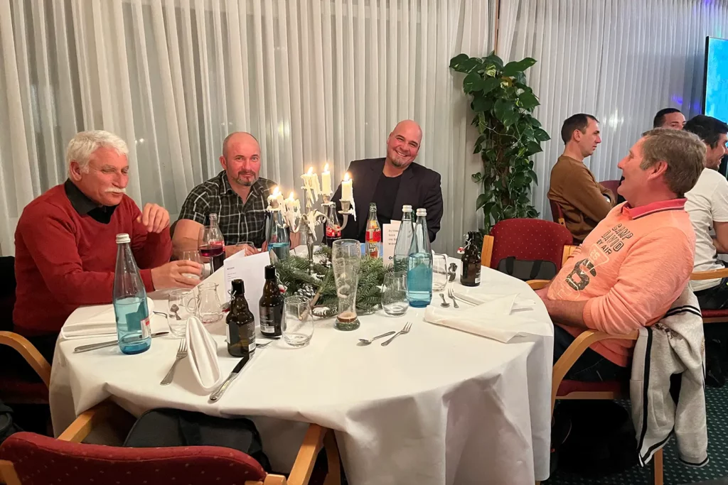 Mitarbeiter auf der Weihnachtsfeier 2022 im Schwarzwaldhotel in Gengenbach