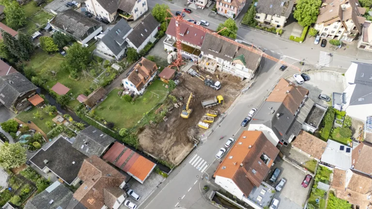 Eine Luftaufnahme von Biberach mit Blick auf das Baugrundstück wo gerade der Erdaushub stattfindet.