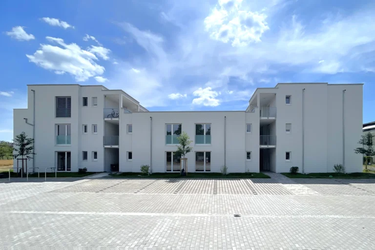 Neubauimmobilie mit großzügigem Vorplatz und modernen Wohnungen in Kirrlach.