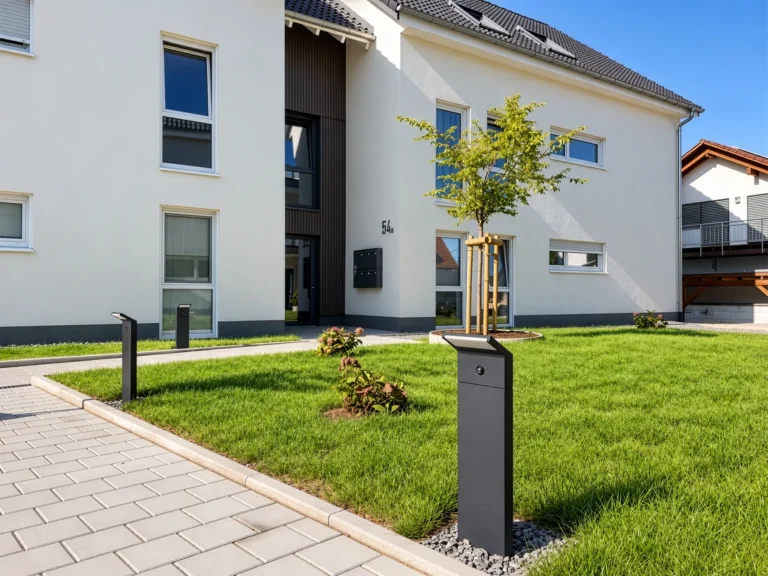 Grünanlage im Innenhof der beiden Häuser