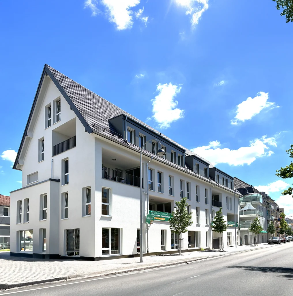 Modernes Wohngebäude in Baden-Baden mit heller Fassade und großen Fenstern.