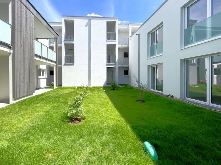 Neubauwohnungen mit gepflegtem Innenhof und Balkonen in Kirrlach.