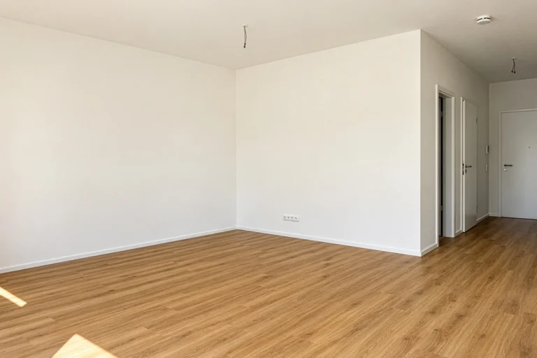 Fertige Wohnung mit Blick auf den Flur und den Wohnbereich