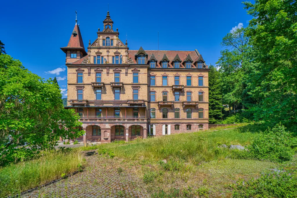 Bild der Front-Ansicht des Schloss Rothschild in Nordrach