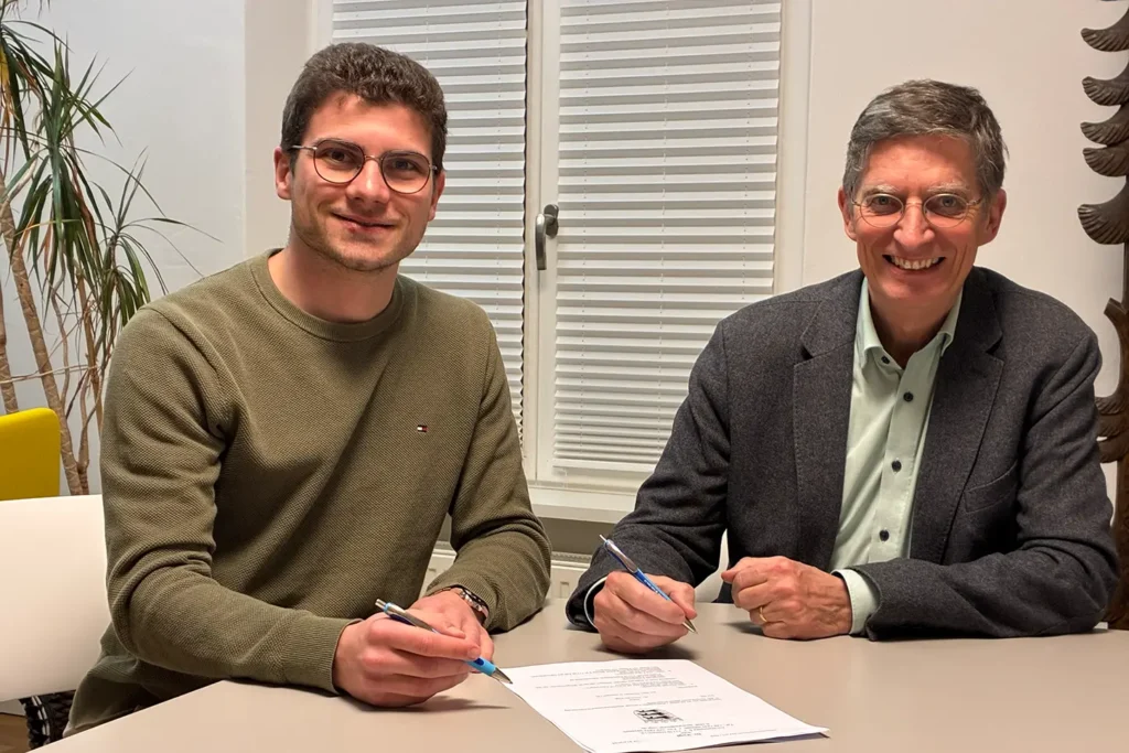 Luca Isenmann, Geschäftsführer der orbau Firmengruppe, und Bürgermeister Schneider aus Fischerbach bei der notariellen Beurkundung von sieben Wohneinheiten der Mehrgenerationenwohnanlage.