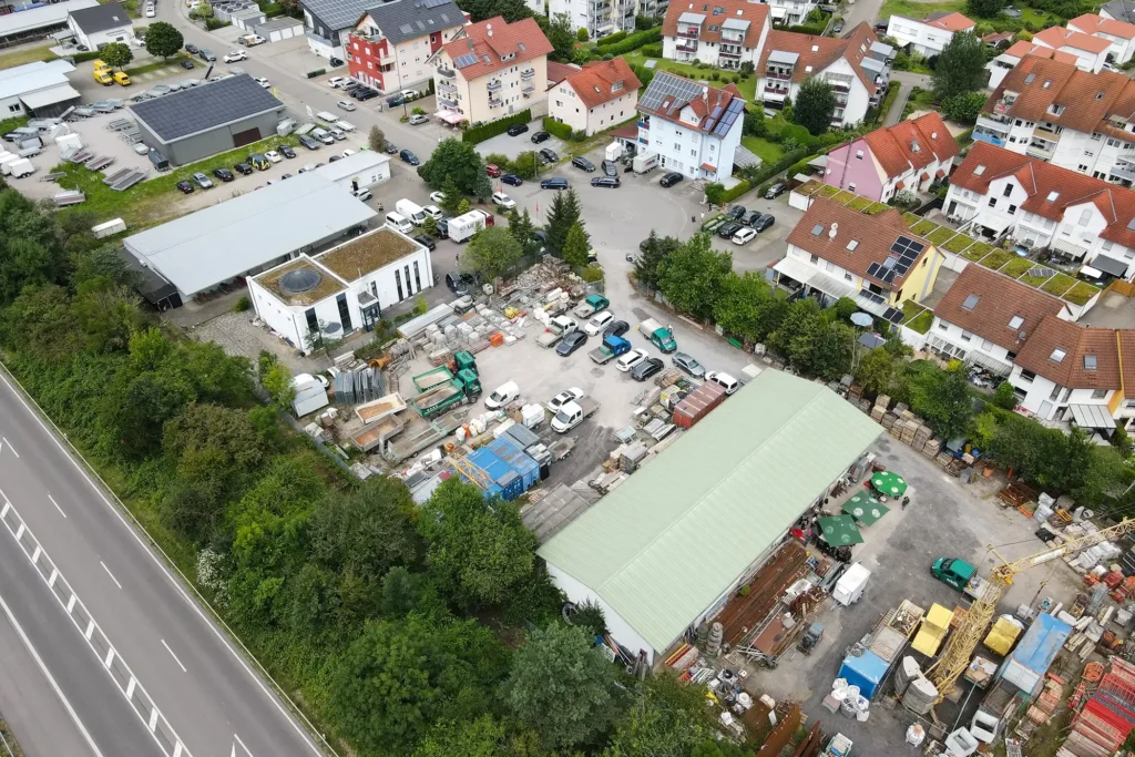 Drohnenaufnahme des orbau-Bauhofs in der Kinzig-Vorstadt in Gengenbach mit umliegender Wohnbebauung und geplanter Fläche für das neue Wohnprojekt „Am Winzerkeller“.