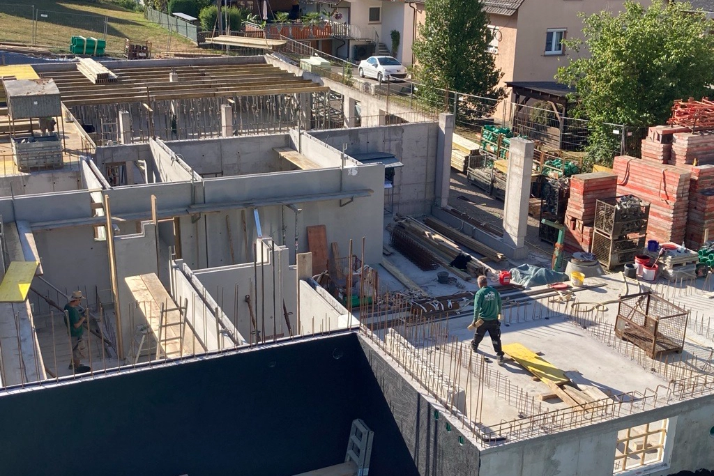 Untergeschoss des Mehrgenerationenhauses in Fischerbach Ende Juli mit bereits errichteten Betonwänden und Decken.