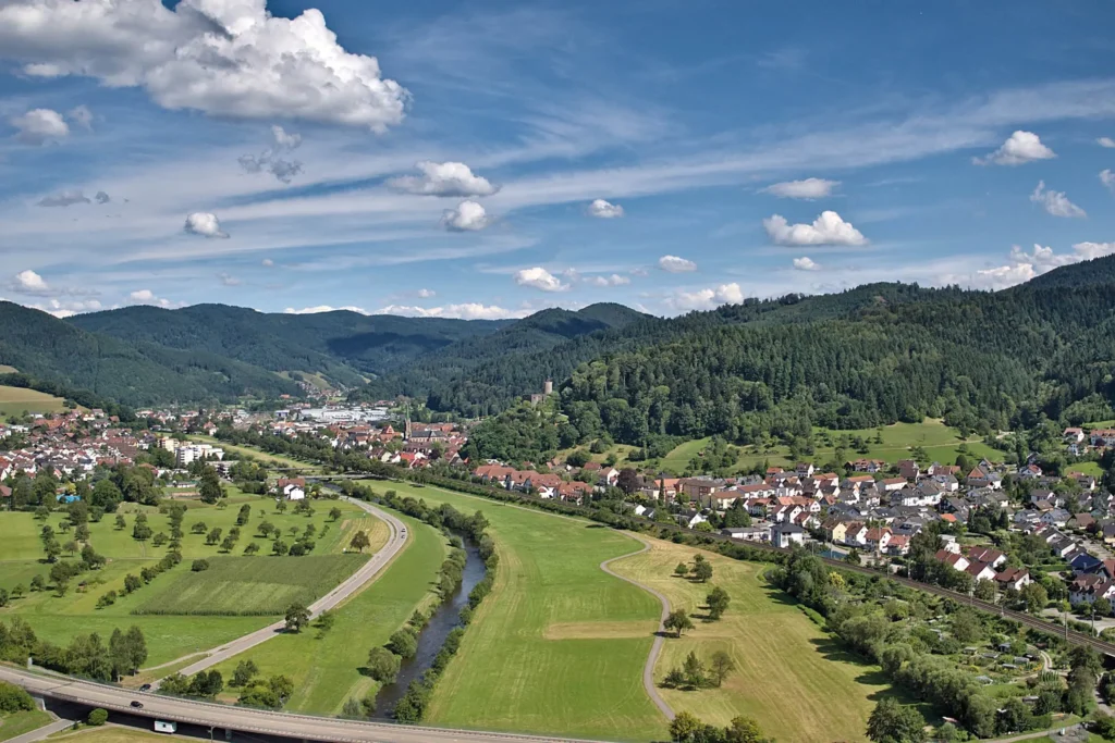 Blick auf Hausach mit Kinzigtal und Schwarzwald – hier entstehen neue Wohnungen in Hausach direkt gegenüber dem Bahnhof.