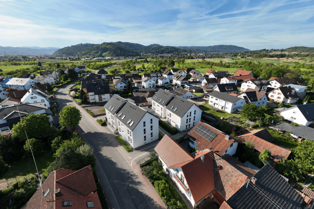 OrtenaustraßeLuftaufnahme der Wohnanlage in der Ortenaustraße in Offenburg-Elgersweier mit Blick auf die Umgebung