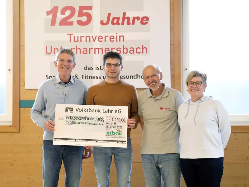 Luca Isenmann bei der Spendenübergabe orbau an TVU-Turnverein