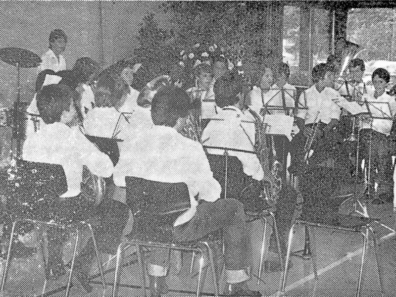 Schulorchester bei einer Probe mit Dirigent