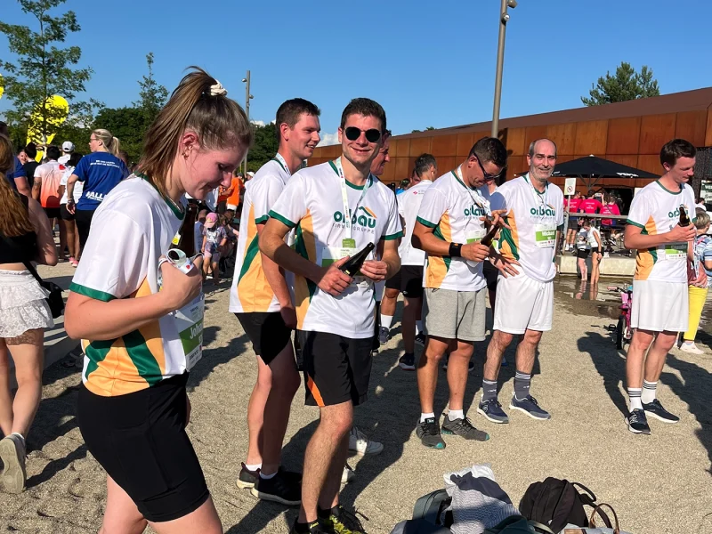 Das orbau-Team posiert nach dem Firmenlauf am Seeufer für ein Gruppenfoto.