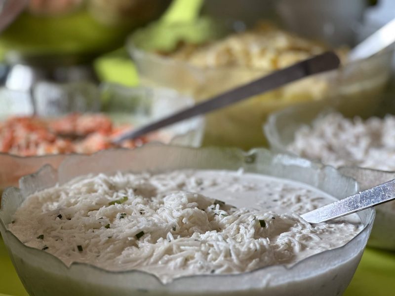 Salatbuffet mit verschiedenen Beilagen beim Sommerfest auf dem Bauhof.