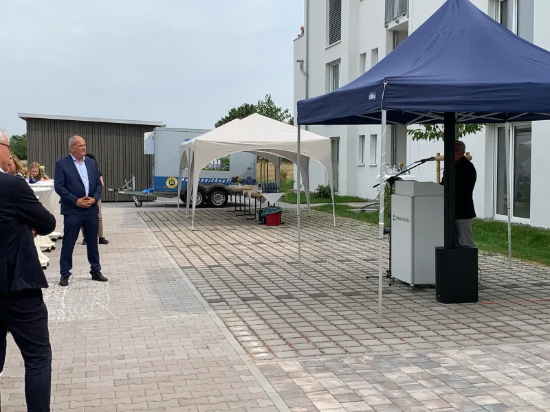 Innenminister Thomas Strobl bei seiner Rede unter dem Pavillon während der Glasfaser-Zeremonie in Kirrlach.