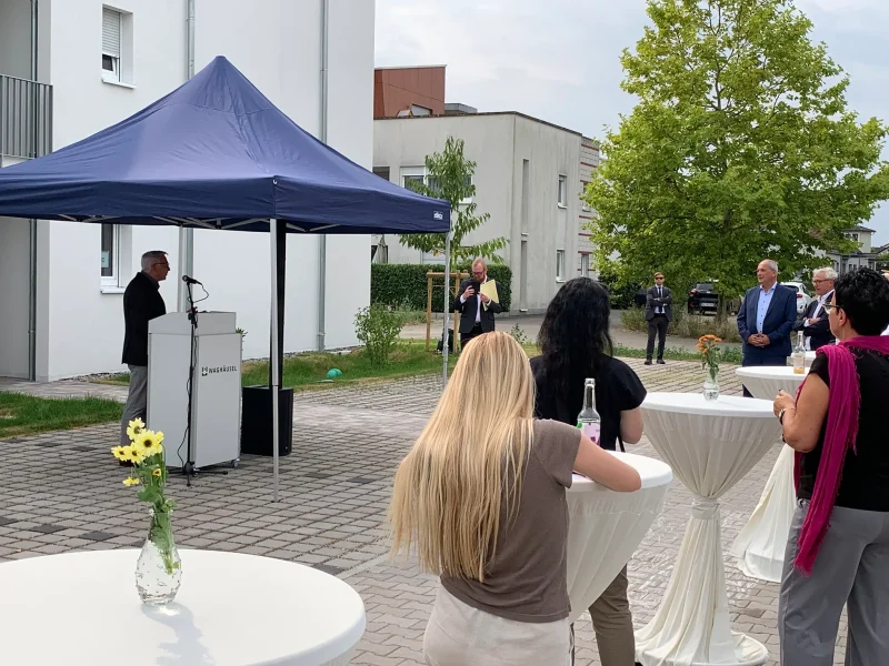 Gäste und Redner bei der offiziellen Inbetriebnahme des Glasfasernetzes an der Seniorenwohnanlage in Kirrlach.