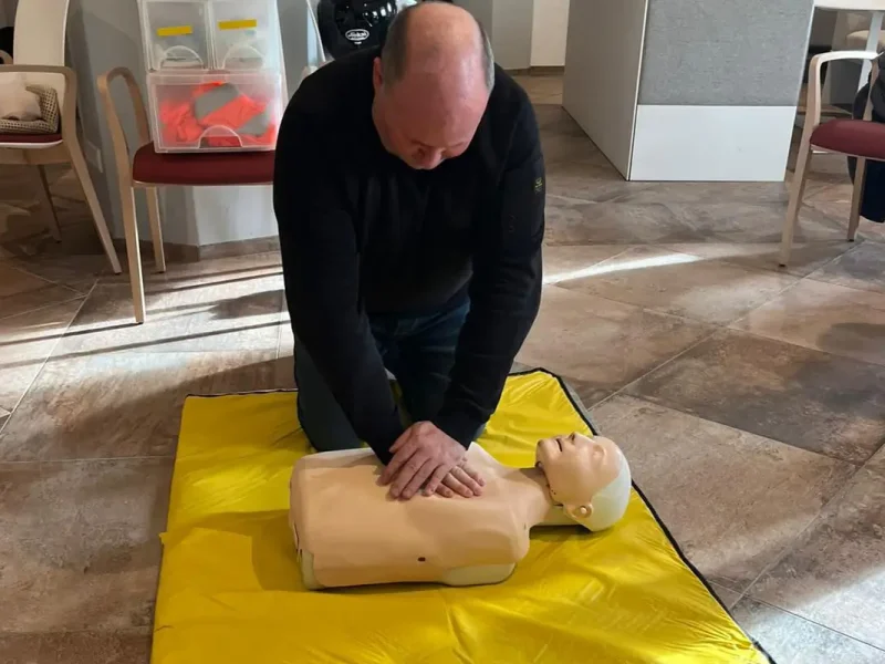 Teilnehmer führt eine Herz-Lungen-Wiederbelebung an einer Übungspuppe durch.