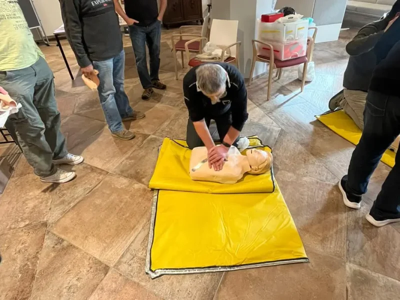 Teilnehmer führt Wiederbelebungsmaßnahmen an einer Übungspuppe durch.