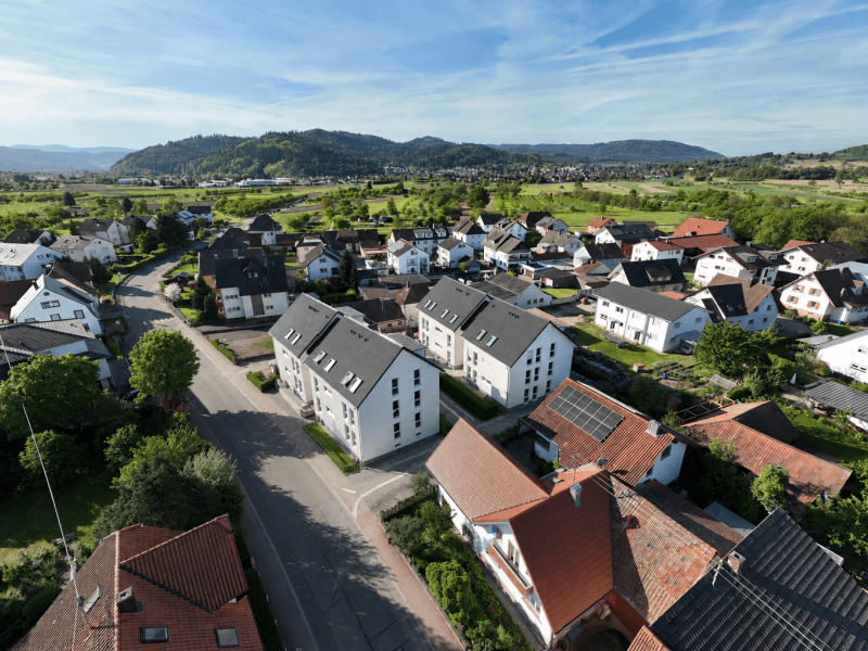OrtenaustraßeLuftaufnahme der Wohnanlage in der Ortenaustraße in Offenburg-Elgersweier mit Blick auf die Umgebung