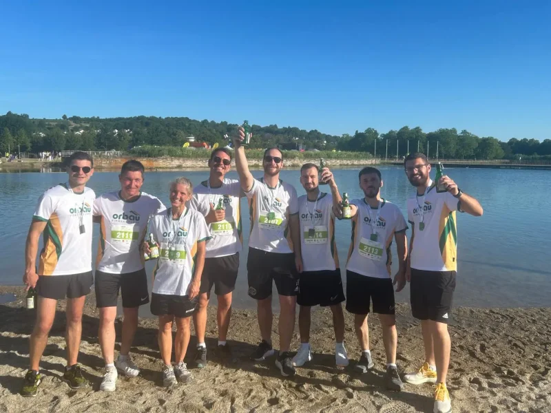 Das orbau Team feiert nach erfolgreichem Abschluss des Zalando Firmenlaufs Lahr 2026 gemeinsam am See.