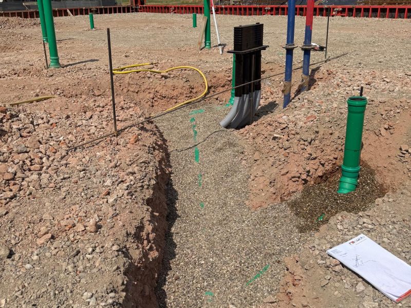 Verlegte Grundleitungen auf der Baustelle des Kindergartens