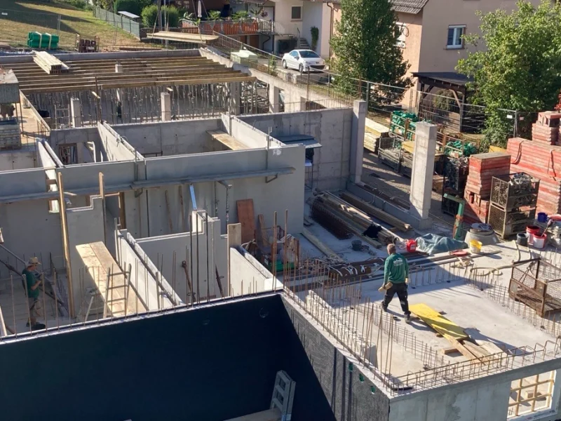 Untergeschoss des Mehrgenerationenhauses in Fischerbach Ende Juli mit bereits errichteten Betonwänden und Decken.