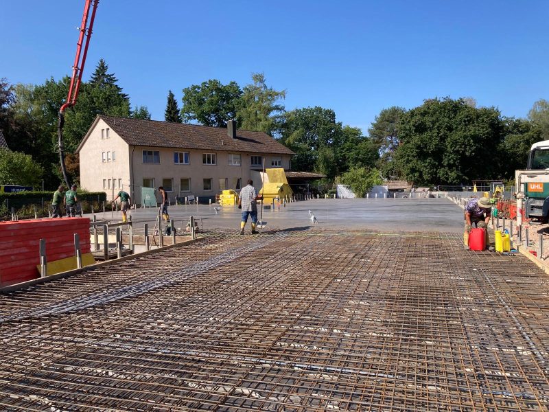 Betonage der Bodenplatte aus der Nähe