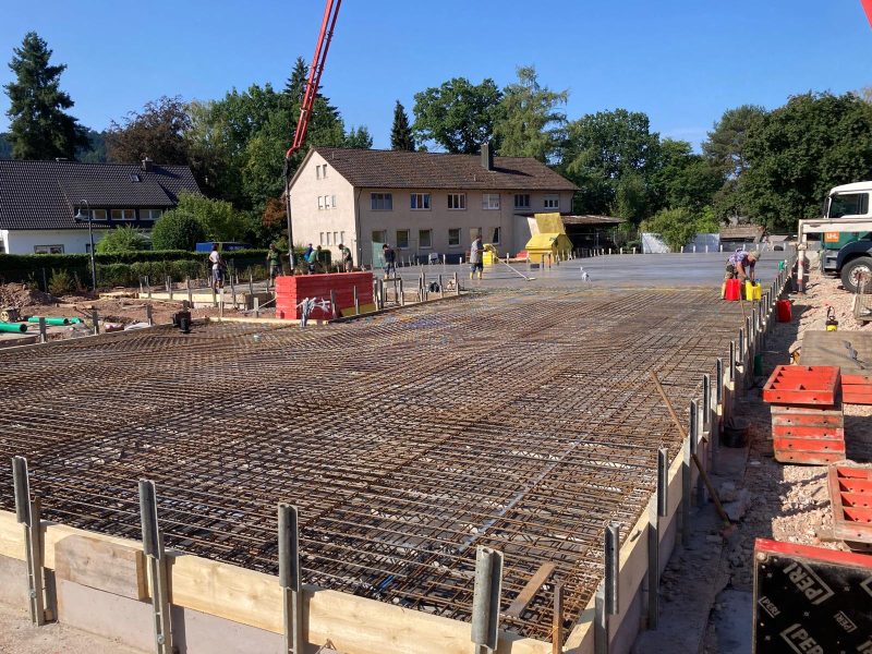 Betonieren der Bodenplatte des Kindergarten-Neubaus