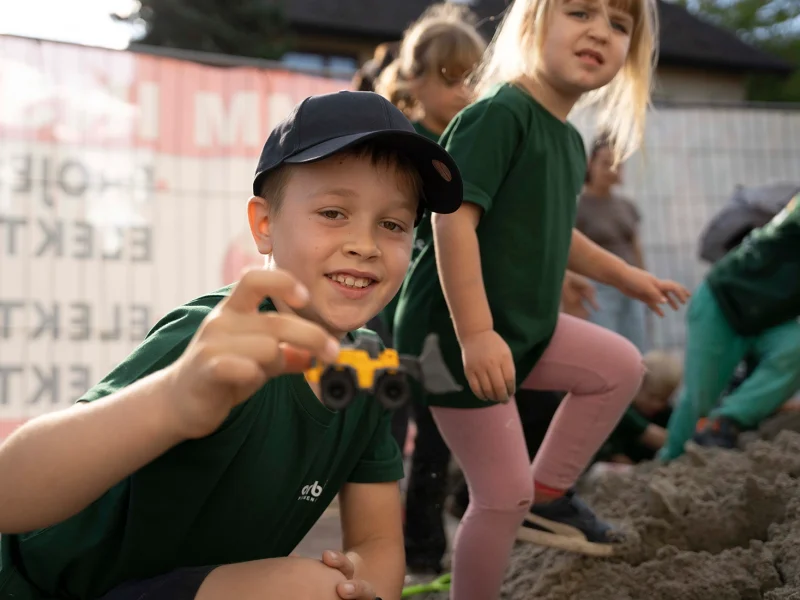 Kind im grünen orbau T-Shirt bei der Baustellenbesichtigung in Biberach.