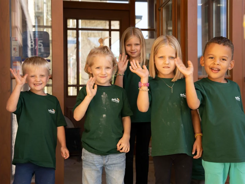 Kinder von Biberstark e. V. in grünen orbau T-Shirts bei der Baustellenbesichtigung in Biberach