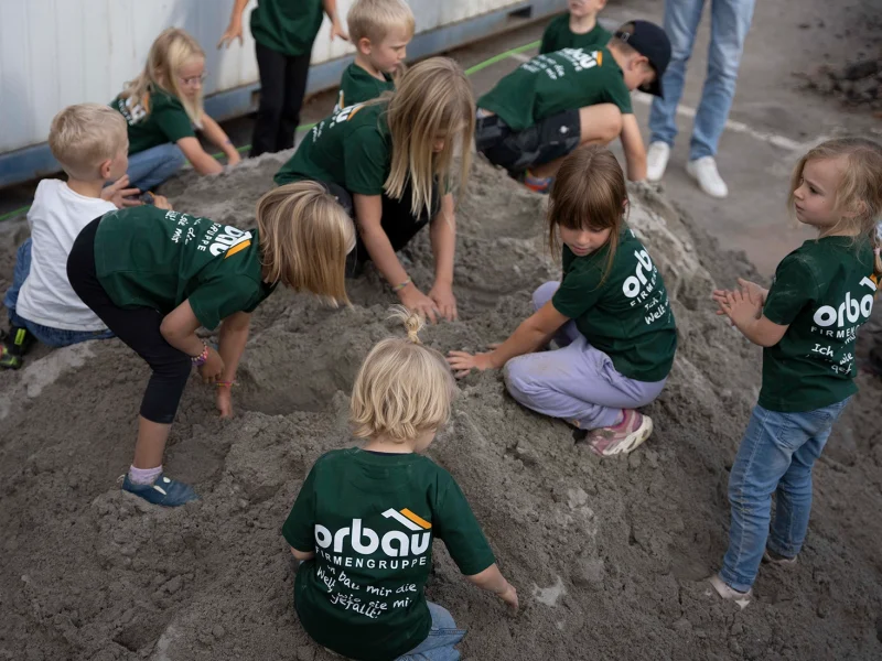 Baustelle zum Anfassen – Kinder zu Besuch bei orbau
