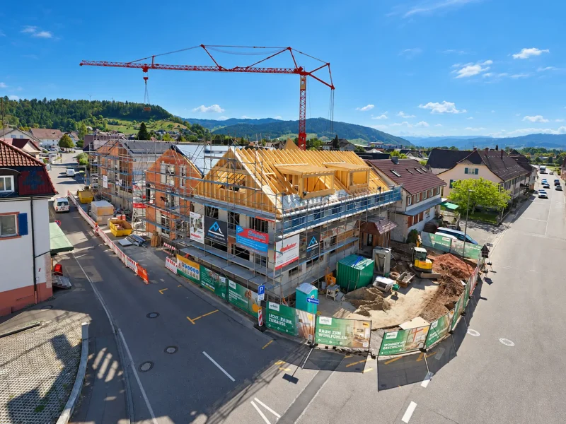 Baustellenfortschritt am Gasthaus Kreuz in Biberach mit neuem Dachstuhl in Holzbauweise