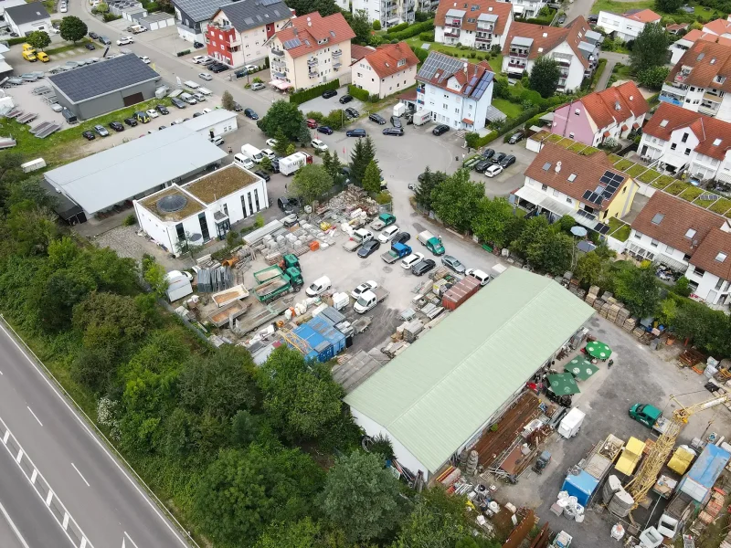 Drohnenaufnahme des orbau-Bauhofs in der Kinzig-Vorstadt in Gengenbach mit umliegender Wohnbebauung und geplanter Fläche für das neue Wohnprojekt „Am Winzerkeller“.
