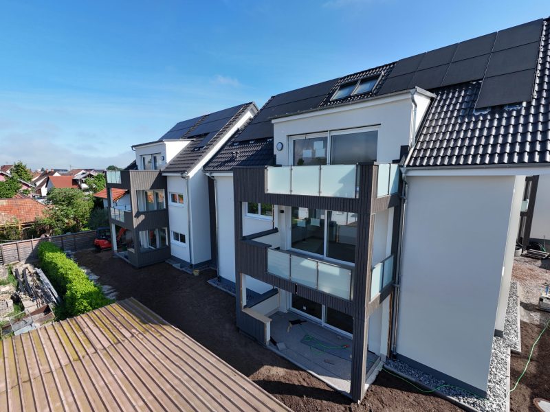 Außenansicht des modernen Mehrfamilienhauses mit Balkonen