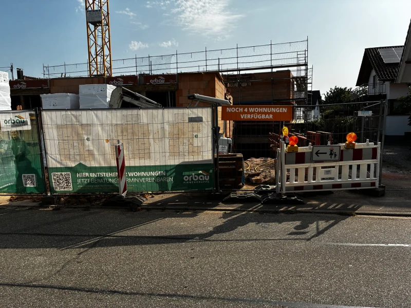 Blick auf die Baustelle der neuen Mehrfamilienhäuser in Offenburg-Elgersweier. Immobilien zu verkaufen mit moderner Ausstattung, zentraler Lage und nur noch 4 freien Wohnungen.