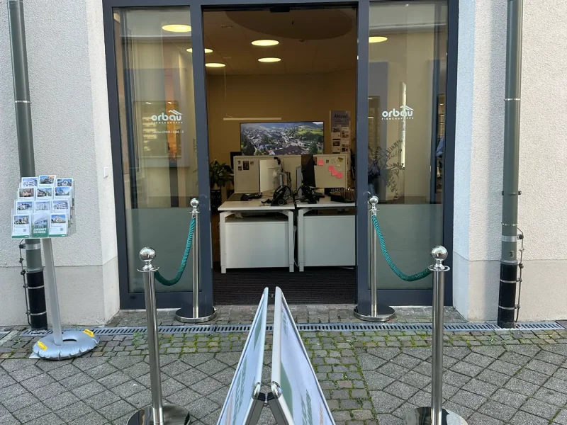 Eingang zum Büro der orbau Firmengruppe in Offenburg beim Pre-Sale Event