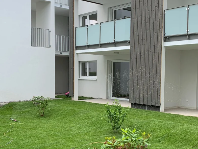 Frisch verlegter Rollrasen im begrünten Innenhof einer modernen Seniorenwohnanlage in Kirrlach