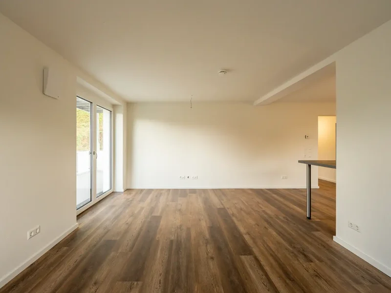 Großzügiger heller Wohnraum mit Holzboden und bodentiefen Fenstern