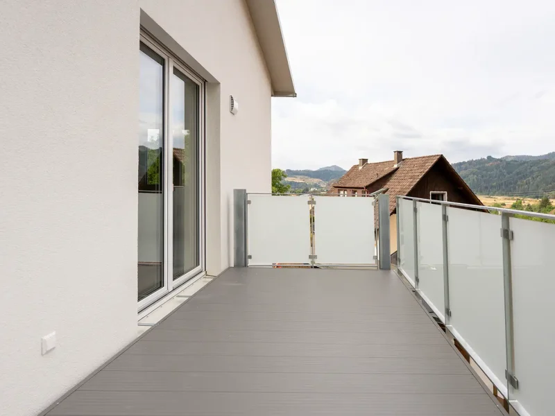 Moderner Balkon mit Glasgeländer am umfassend sanierten Wohnhaus