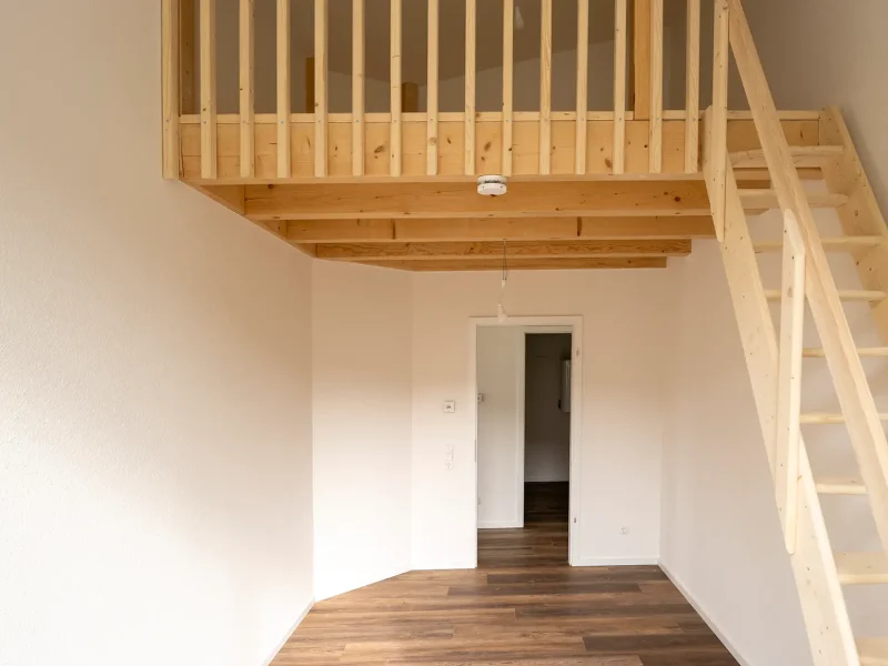 Moderner Treppenaufgang im sanierten Wohngebäude