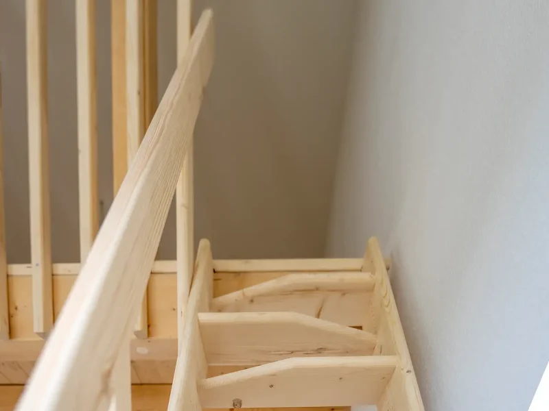 Maßgefertigte Holztreppe zur zusätzlich eingezogenen Holzebene im Wohnraum