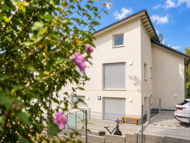 Saniertes Wohnhaus mit moderner Fassade und Außenanlage