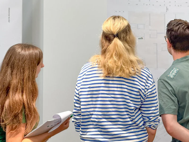 nteressenten informieren sich an Wandplänen zum Neubauprojekt Fessenbach