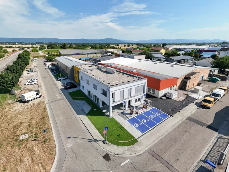 Gewerbeareal in Durmersheim von oben Das Areal vereint Büro, Lager und Ladeinfrastruktur auf einem modernen Standort. Das Areal vereint Büro, Lager und Ladeinfrastruktur auf einem modernen Standort.
