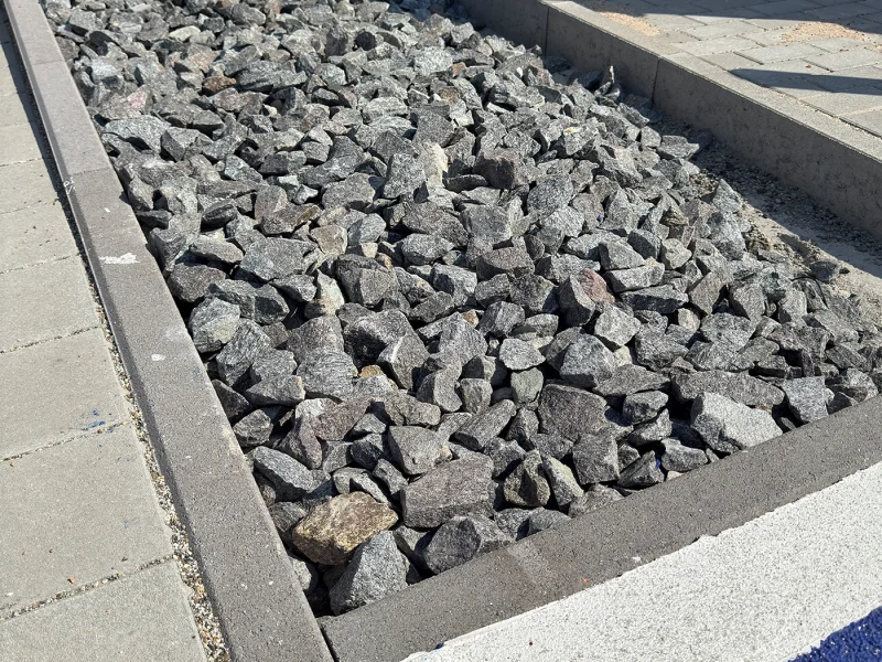 Kiesbett in einer Rinne vor dem Bürogebäude zur Regenwasserableitung.